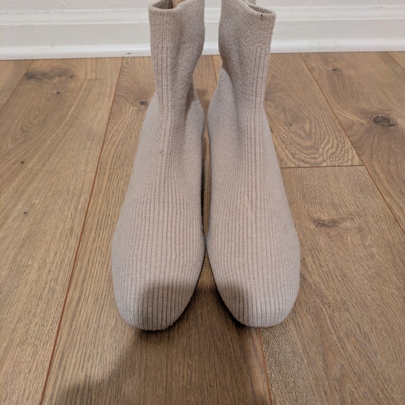 Everlane Ribbed Ankle Boots in Cream and Tan - Picture 2 of 6